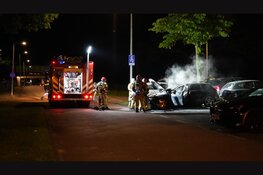 Auto vliegt in brand op parkeerplaats in Noord