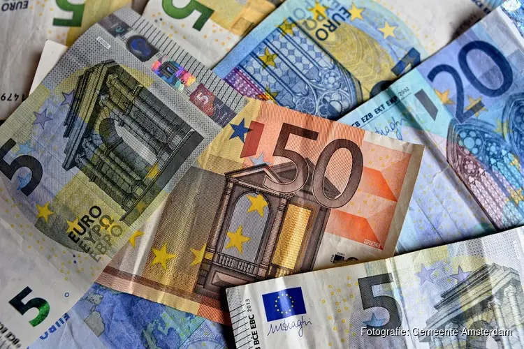 Eerste gift in programma ‘Gewoon geld geven’ naar 300 Amsterdamse gezinnen