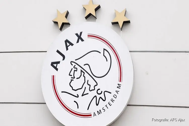 Ajax contracteert Mark Engel