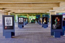 Tentoonstelling in de binnentuin van De Nederlandse Bank ter ere van 750-jarig bestaan van Amsterdam.