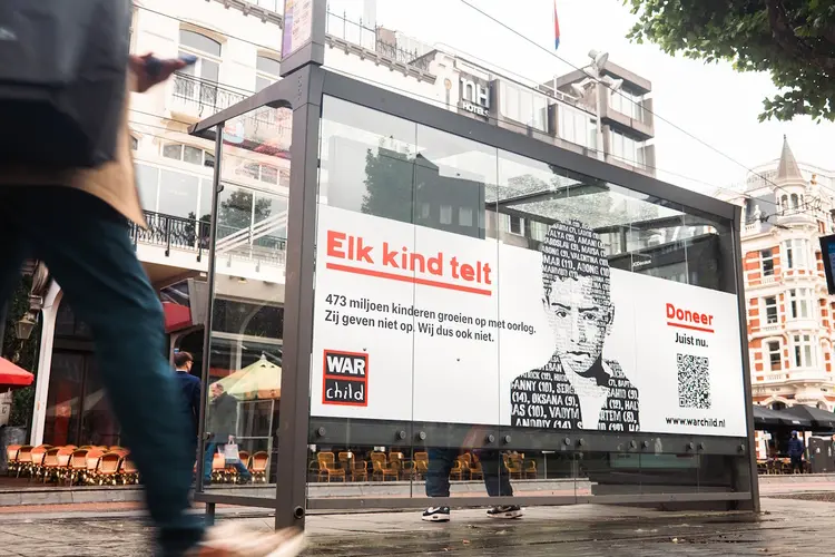 War Child lanceert eerste bushokje met ingebouwde doneerzuil: direct geven aan kinderen in oorlog