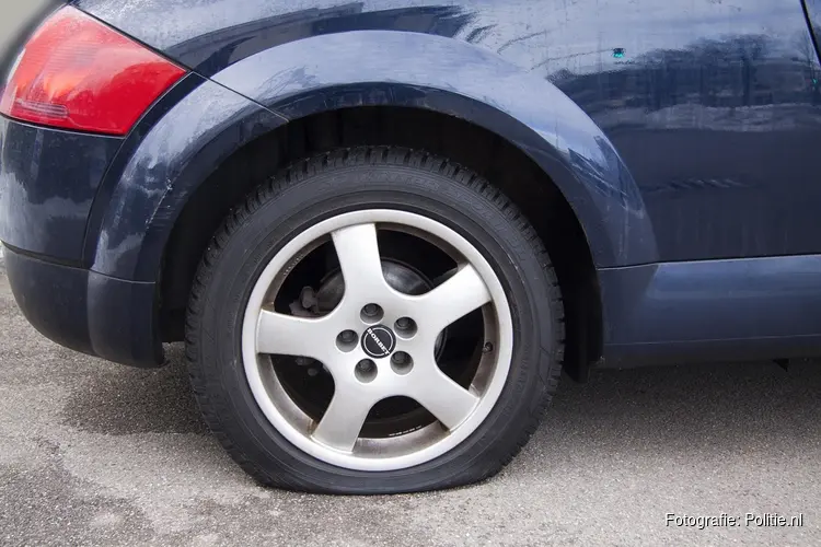 Banden van tiental auto's lek gestoken