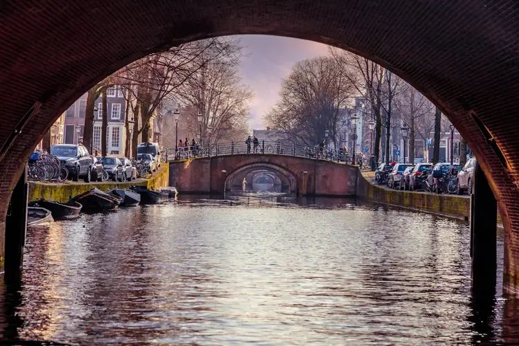 Varen in Amsterdam: de stad omarmt de toekomst van watersport