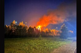Persfotografen ontdekken brand en redden persoon uit brandend tentenkamp langs A10 in Amsterdam