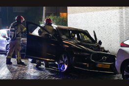 Auto door brand verwoest in West
