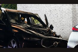 Auto door brand verwoest in West