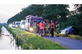 Hulpdiensten groots opgeroepen voor achtergelaten auto in sloot