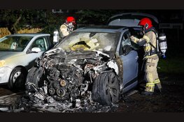 Buurtwacht ontdekt brandende auto op parkeerplaats in Osdorp