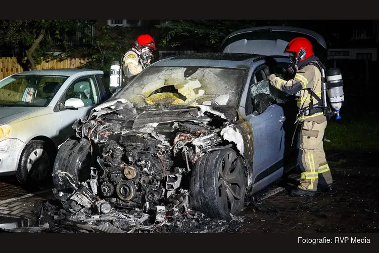 Buurtwacht ontdekt brandende auto op parkeerplaats in Osdorp