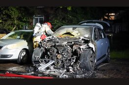 Buurtwacht ontdekt brandende auto op parkeerplaats in Osdorp