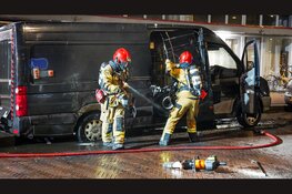 Pyromaan gepakt door alerte omstanders na in brand steken van bestelbus