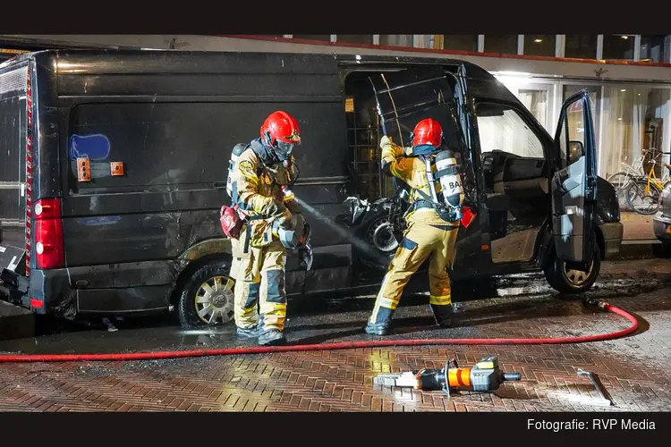 Pyromaan gepakt door alerte omstanders na in brand steken van bestelbus