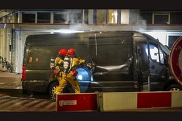 Pyromaan gepakt door alerte omstanders na in brand steken van bestelbus
