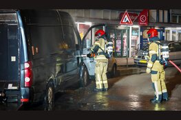 Pyromaan gepakt door alerte omstanders na in brand steken van bestelbus