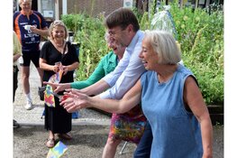 Wethouder Van Weyenberg opent Open Volkstuindagen 2025 op Amstelglorie