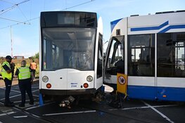 Twee trams en bestelbusje komen met elkaar in botsing in Amsterdam