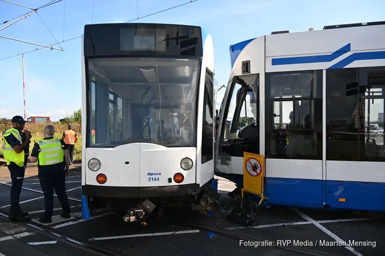 Twee trams en bestelbusje komen met elkaar in botsing in Amsterdam