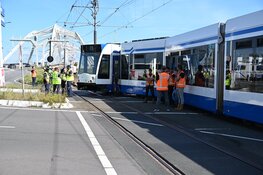 Twee trams en bestelbusje komen met elkaar in botsing in Amsterdam