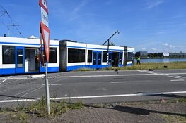 Twee trams en bestelbusje komen met elkaar in botsing in Amsterdam