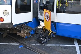 Twee trams en bestelbusje komen met elkaar in botsing in Amsterdam