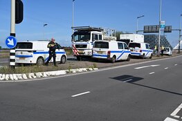 Twee trams en bestelbusje komen met elkaar in botsing in Amsterdam
