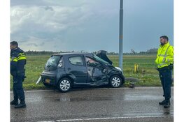 Flinke schade na ongeval tussen personenauto en vrachtwagen op Schiphol-Rijk