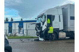 Flinke schade na ongeval tussen personenauto en vrachtwagen op Schiphol-Rijk