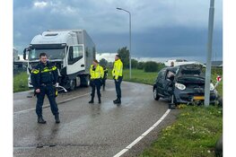 Flinke schade na ongeval tussen personenauto en vrachtwagen op Schiphol-Rijk