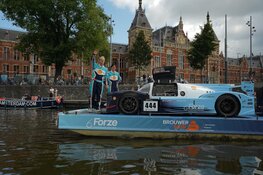 Hydrogen Horsepower op de Herengracht: Waterstofraceauto vaart op eigen waterstof door hartje Amsterdam