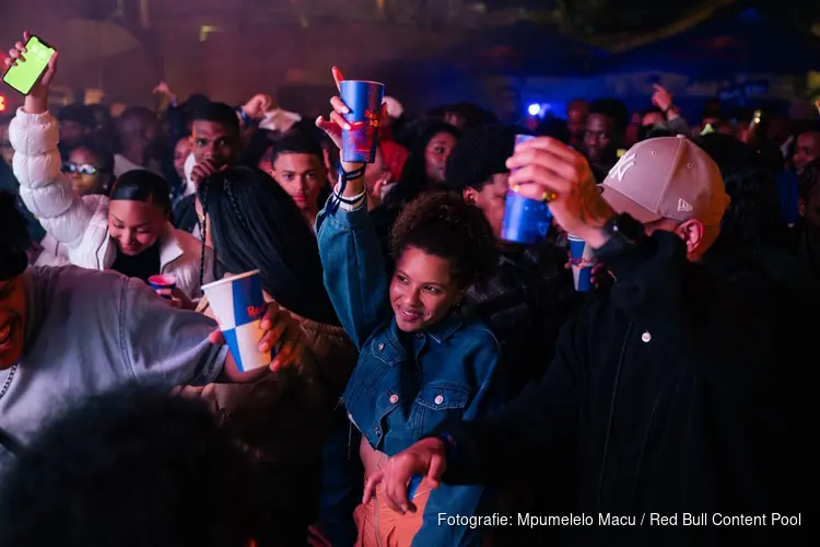 Red Bull Upside Down zet één nacht het Leidseplein compleet op zijn kop