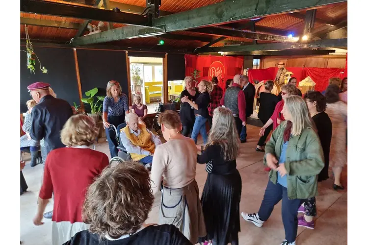Gratis dansmiddag voor ouderen: swingen op muziek van toen bij De VerbroederIJ