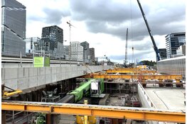 Zuidasdok schuift laatste metrodek van 1 miljoen kilo bij station Amsterdam Zuid succesvol op zijn plek