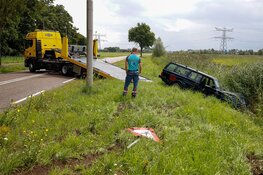 Auto belandt in sloot na aanrijding in Muiden