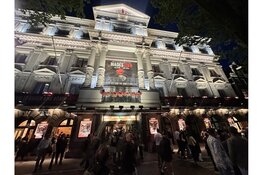 Hadestown in Carré: muziek, mythe en een zomeravond aan de Amstel