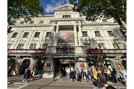 Hadestown in Carré: muziek, mythe en een zomeravond aan de Amstel