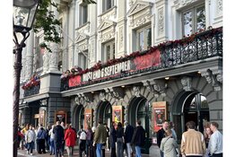 Hadestown in Carré: muziek, mythe en een zomeravond aan de Amstel
