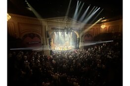 Hadestown in Carré: muziek, mythe en een zomeravond aan de Amstel