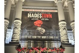 Hadestown in Carré: muziek, mythe en een zomeravond aan de Amstel