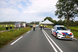 Ernstig ongeluk tussen auto en motorrijder in Weesp, weg afgesloten