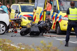 Ernstig ongeluk tussen auto en motorrijder in Weesp, weg afgesloten