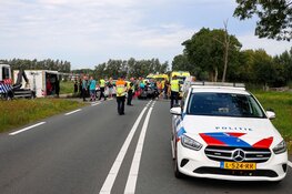Ernstig ongeluk tussen auto en motorrijder in Weesp, weg afgesloten
