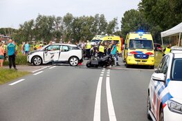 Ernstig ongeluk tussen auto en motorrijder in Weesp, weg afgesloten
