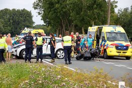 Ernstig ongeluk tussen auto en motorrijder in Weesp, weg afgesloten