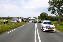 Ernstig ongeluk tussen auto en motorrijder in Weesp, weg afgesloten