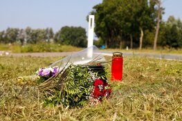 Bloemen en vlaggen halfstok voor overleden motoragent