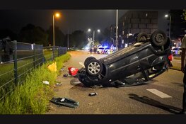 Auto over de kop bij eenzijdig ongeval