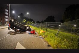 Auto over de kop bij eenzijdig ongeval