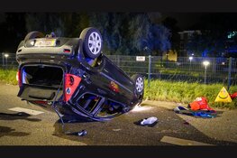 Auto over de kop bij eenzijdig ongeval