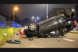 Auto over de kop bij eenzijdig ongeval