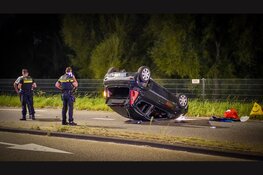 Auto over de kop bij eenzijdig ongeval
